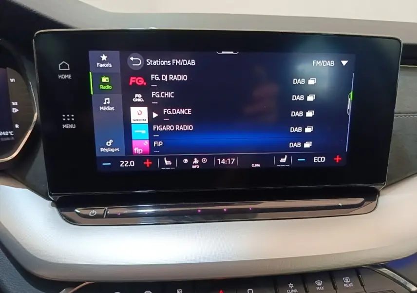 Écran tactile central de la Skoda Octavia 1.4 TSI PHEV 2022 affichant les stations radio FM/DAB.