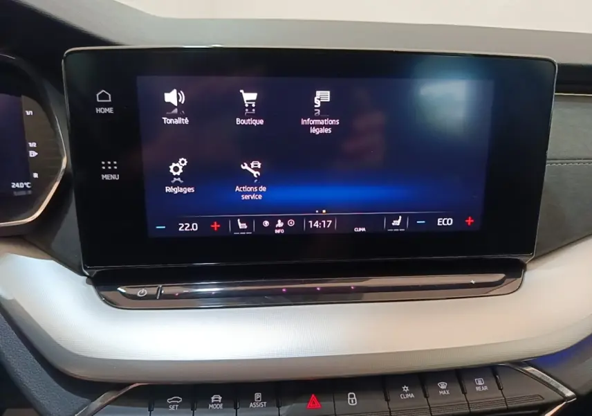 Écran tactile central de la Skoda Octavia 1.4 TSI PHEV 2022, affichant les réglages climatisation et services.