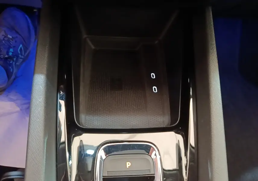 Gros plan sur la console centrale noire brillante de la Skoda Octavia hybride rechargeable, avec commande de boîte automatique en position parking.
