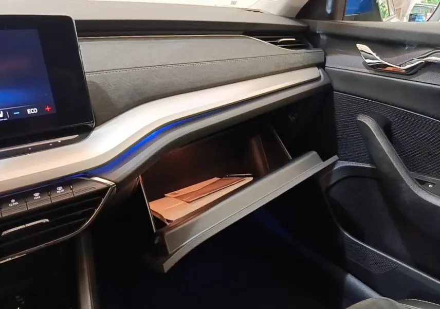 Intérieur de la Skoda Octavia 1.4 TSI PHEV 2022, vue côté passager sur la boîte à gants ouverte et tableau de bord noir.