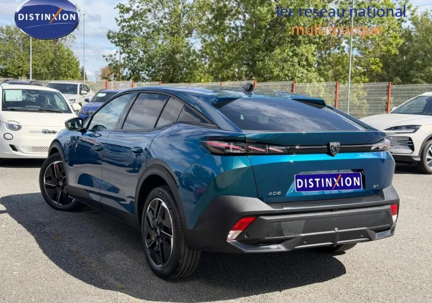 Vue 3/4 arrière droite d'une Peugeot 408 Hybrid bleu Obsession avec jantes noires et vitres surteintées.