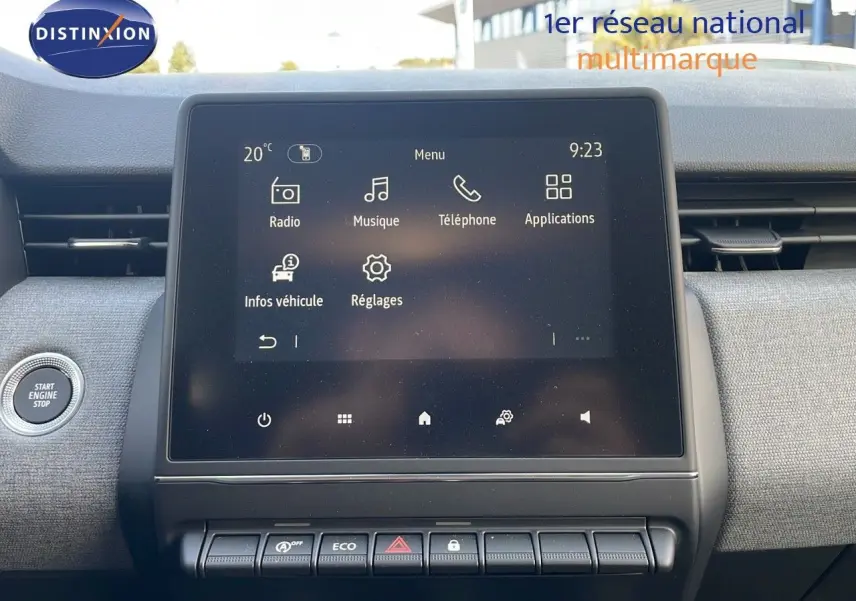 Écran tactile central de la Renault Clio 1.5 DCI 100ch Evolution 2025, avec tableau de bord gris et bouton start/stop.