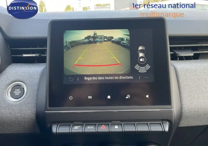 Écran central affichant la caméra de recul d'une Renault Clio gris schiste, vue intérieure du tableau de bord.