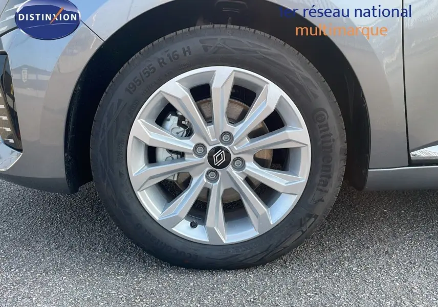 Gros plan sur la roue avant gauche de la Renault Clio 1.5 dCi 100ch Evolution gris schiste métal avec jante alliage 16 pouces.