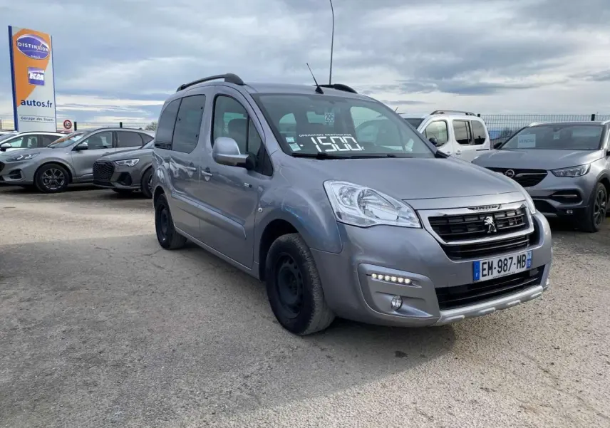 Peugeot Partner gris Artense vu de 3/4 avant droit avec calandre noire et feux diurnes à LED.