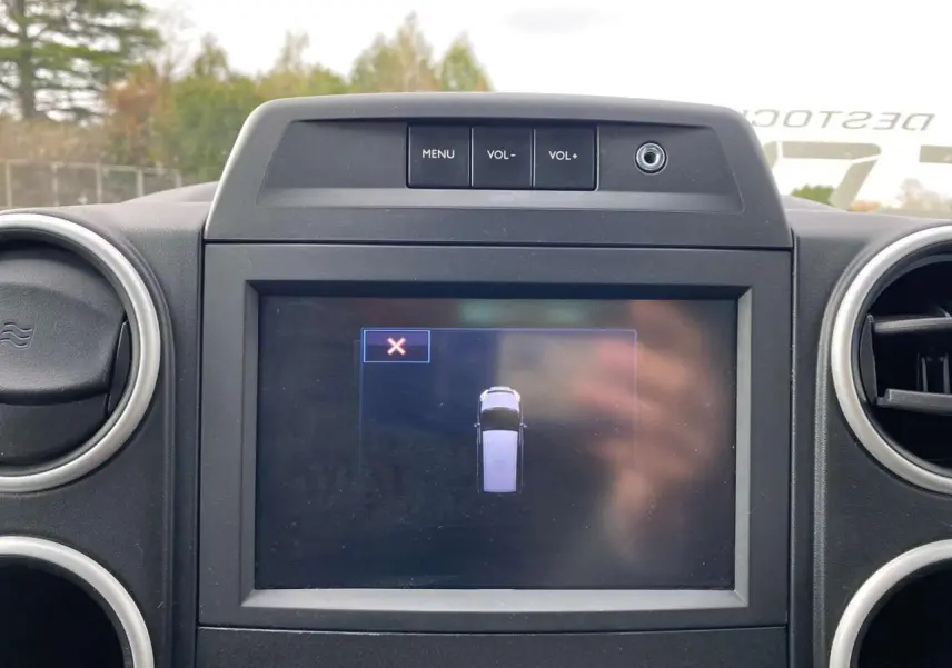 Écran tactile central du Peugeot Partner gris Artense 2017 affichant une vue de dessus du véhicule en stationnement.