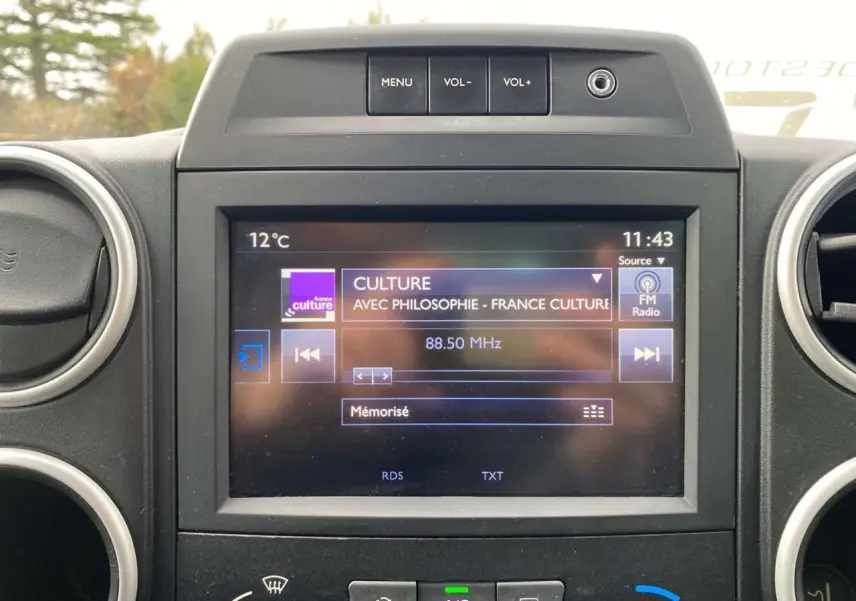 Écran tactile 7 pouces affichant radio FM dans l'habitacle du Peugeot Partner gris Artense 2017.