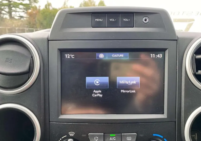 Écran tactile 7 pouces du Peugeot Partner gris Artense 2017 affichant Apple CarPlay et MirrorLink.