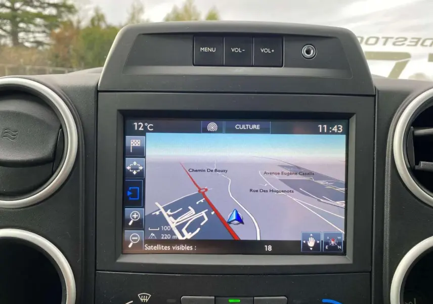 Écran tactile multifonctions du Peugeot Partner TEPEE Active 2017 affichant le GPS, entouré de commandes et aérateurs ronds.