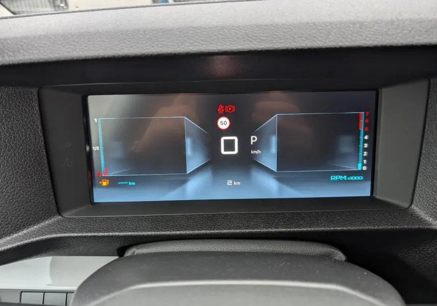 Affichage numérique du combiné de bord du Citroën Jumpy 2025, avec indicateurs de vitesse et régime moteur.