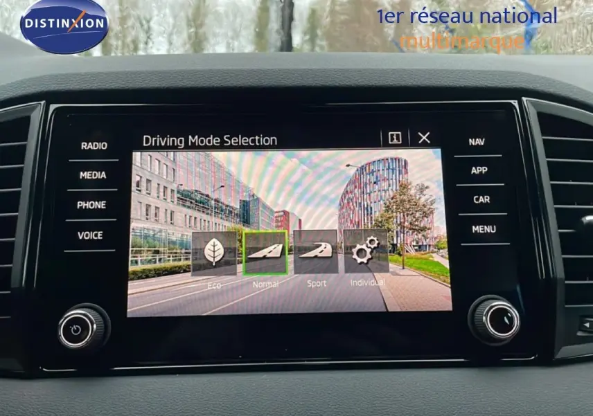 Écran tactile central du Skoda Karoq 2025 affichant la sélection du mode de conduite, intérieur noir.