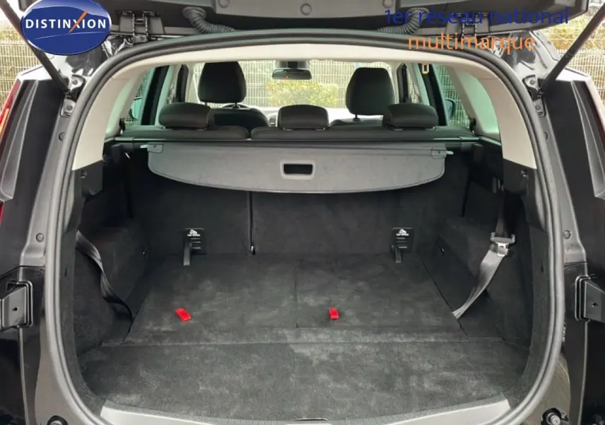 Coffre ouvert du Renault Grand Scénic noir étoile métal, vue arrière montrant l’espace de chargement et la tablette cache-bagages.