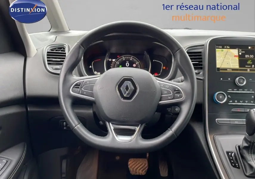 Vue intérieure centrée sur le volant noir du Renault Grand Scenic 2022 avec tableau de bord et écran tactile.