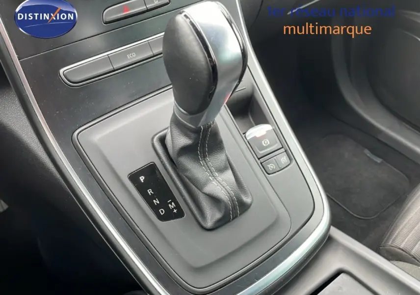 Le levier de vitesse automatique noir du Renault Grand Scenic 2022, vue rapprochée de la console centrale.