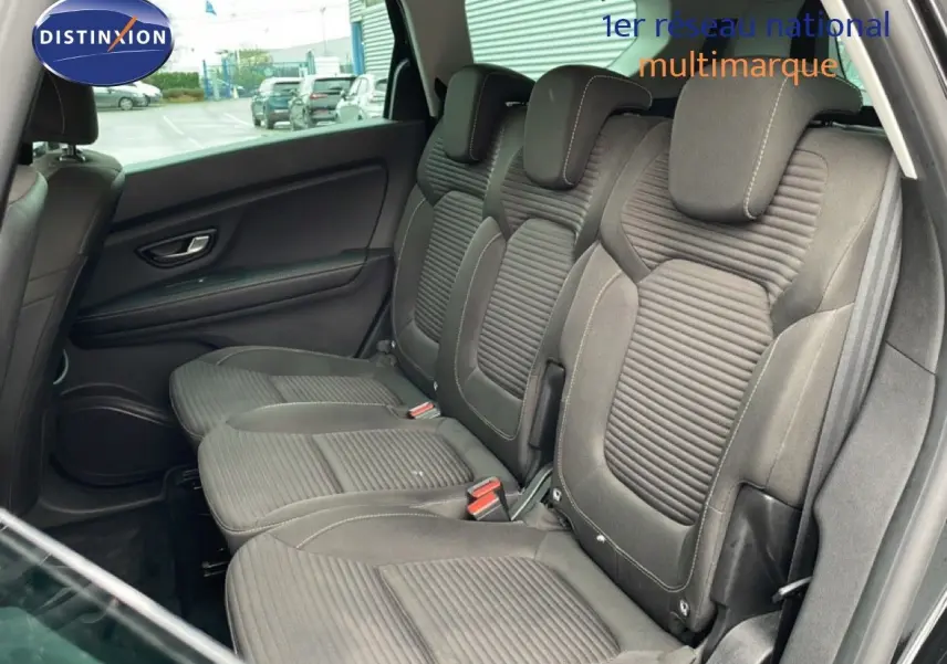 Vue intérieure côté droit sur les sièges arrière en tissu gris du Renault Grand Scenic noir étoile métal 2022.