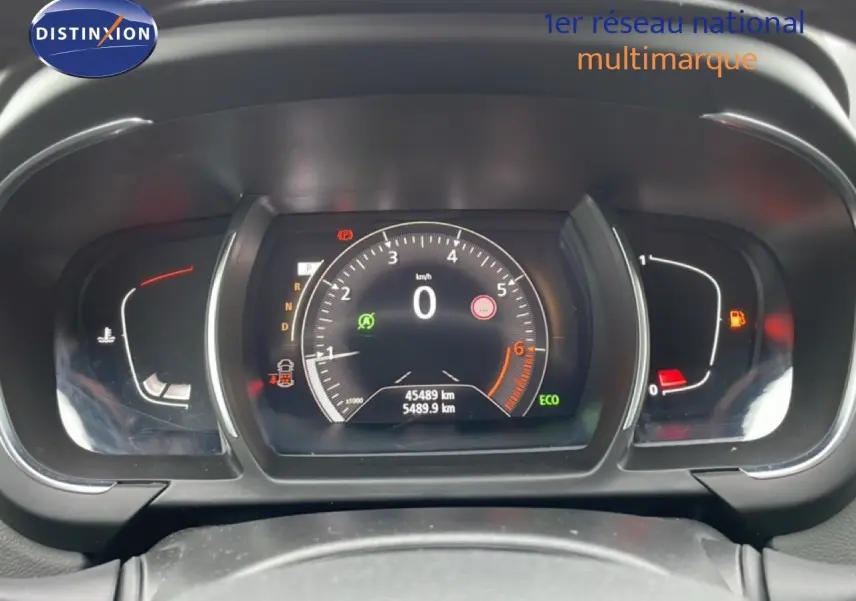 Tableau de bord numérique du Renault Grand Scenic 2022, affichage central du compteur et jauges, vue frontale rapprochée.