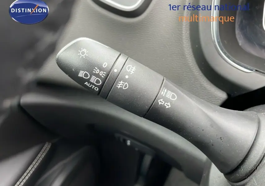 Gros plan sur la commande des feux et clignotants dans l’habitacle noir du Renault Grand Scenic 2022.