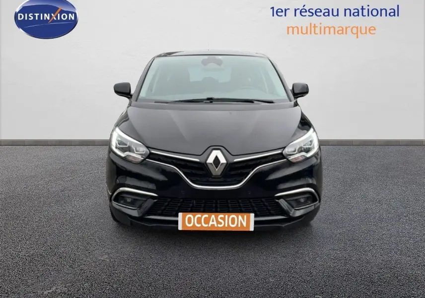 Vue frontale d'un Renault Grand Scenic noir étoile métal avec logo et calandre chromée visibles.