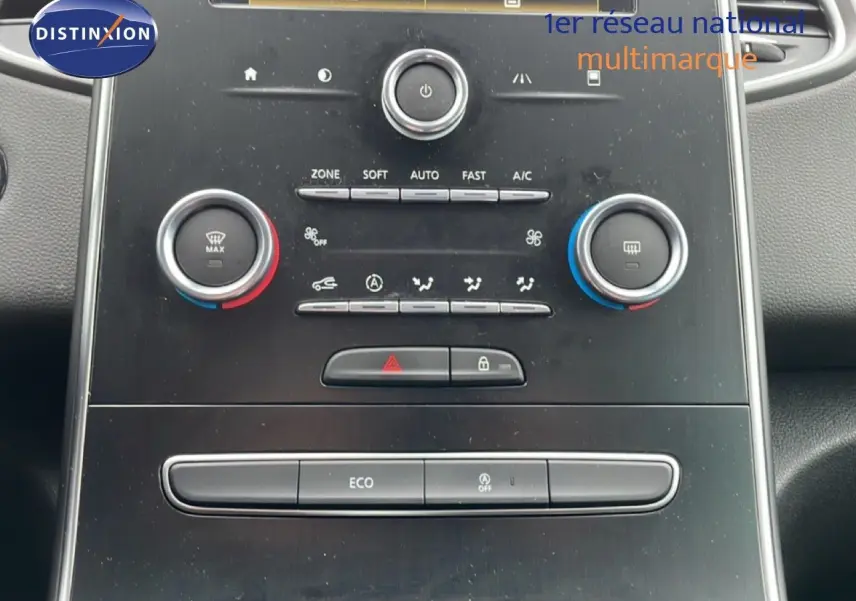Vue rapprochée de la console centrale noire du Renault Grand Scenic 2022 avec commandes de climatisation et écran tactile.