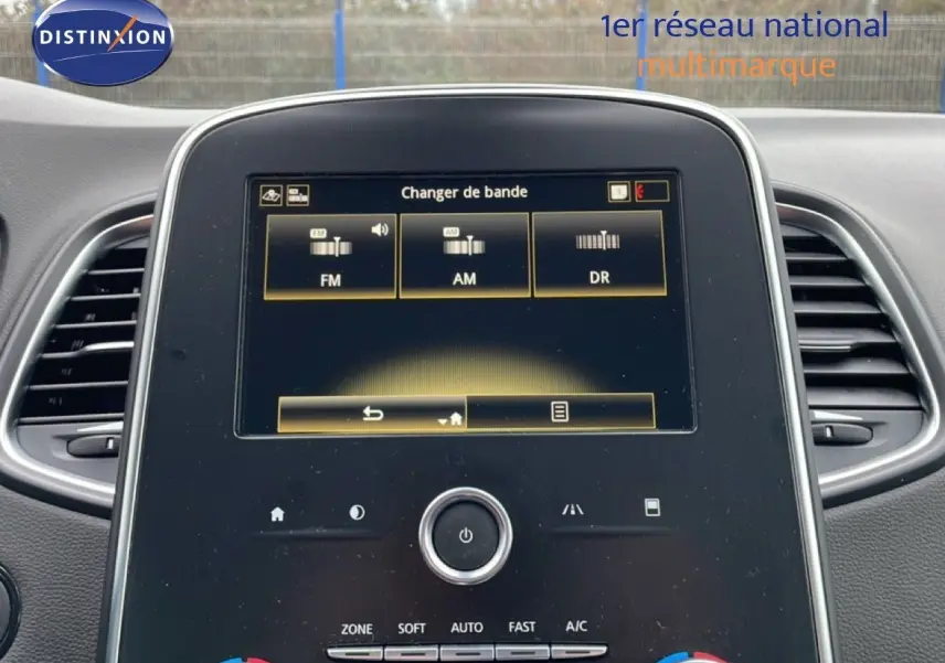 Vue rapprochée de l’écran tactile central du Renault Grand Scenic 2022 noir étoile métal affichant les options radio FM, AM et DR.