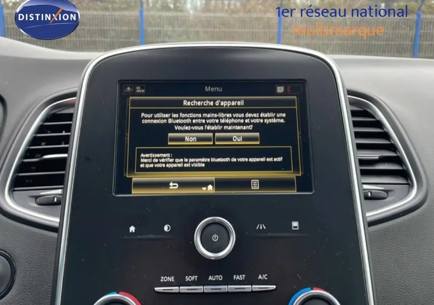 Vue rapprochée de l’écran central tactile du Renault Grand Scenic noir étoile métal, affichant le menu Bluetooth.