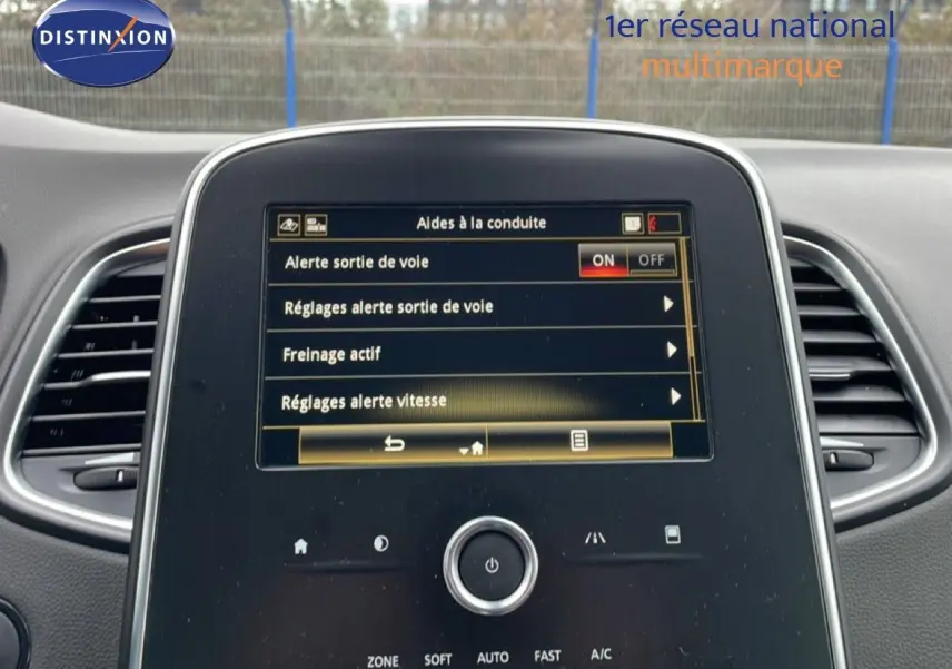 Écran central tactile du tableau de bord du Renault Grand Scenic 2022, affichant les aides à la conduite.