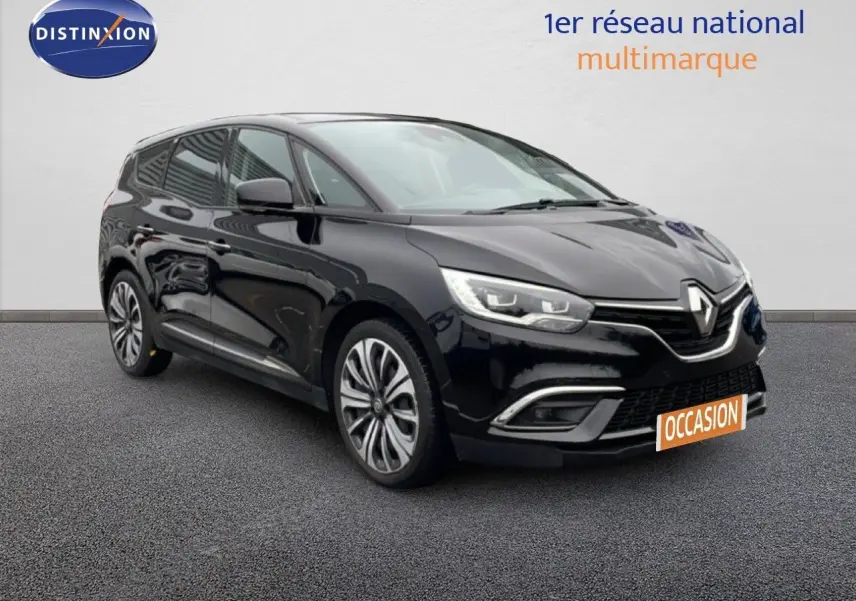 Vue 3/4 avant du Renault Grand Scenic noir étoile métal avec jantes alliage et calandre distinctive.
