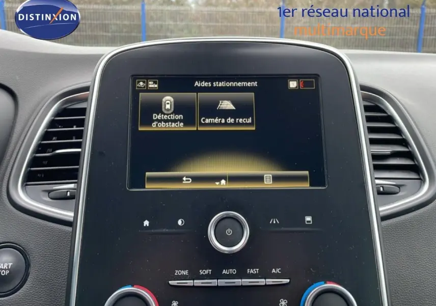 Écran central tactile du Renault Grand Scenic 2022 affichant les aides au stationnement, intérieur noir.
