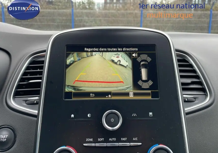 Vue intérieure centrée sur l’écran multimédia affichant la caméra de recul du Renault Grand Scenic noir étoile métal.