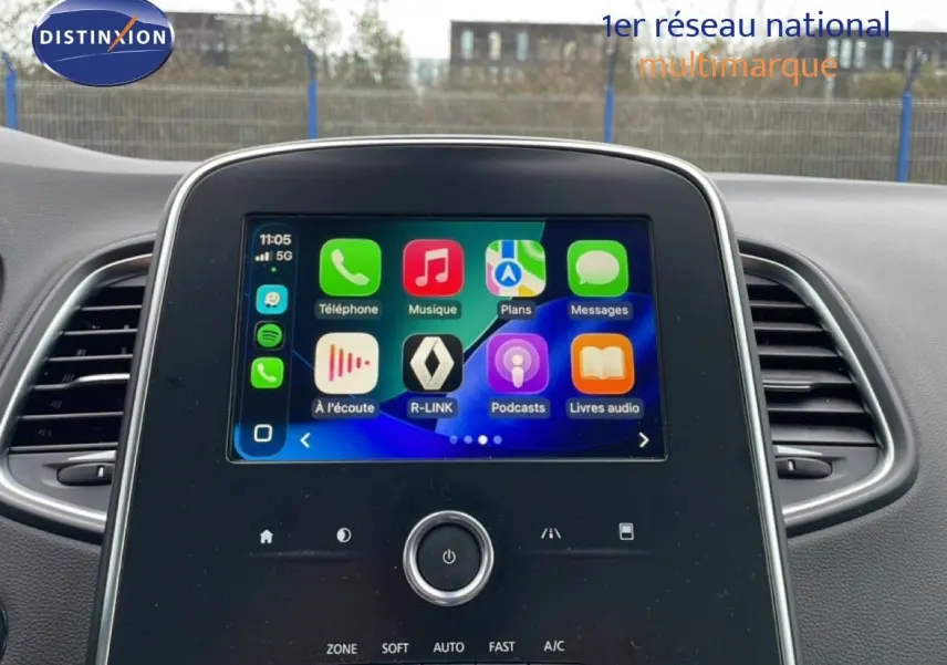 Vue intérieure centrée sur l’écran tactile du Renault Grand Scenic 2022 avec interface R-Link colorée.