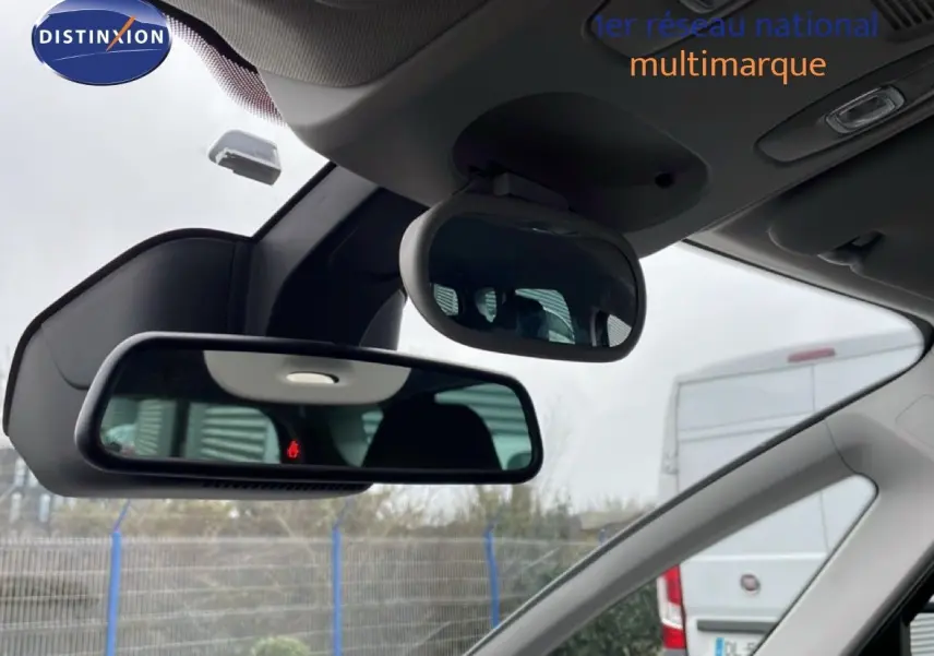 Vue intérieure du rétroviseur central et miroir enfant d’un Renault Grand Scénic noir étoile métal, 2022, version Business.