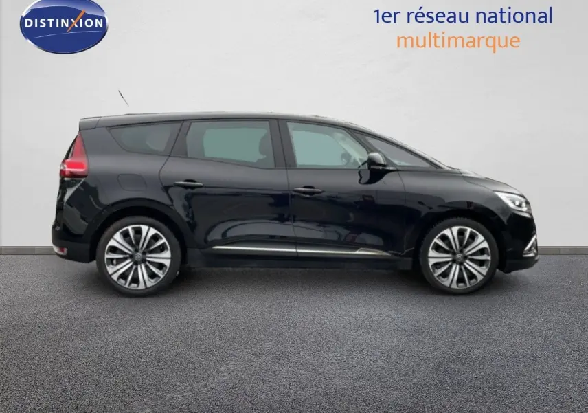 Profil droit d'un Renault Grand Scenic noir étoile métal 2022 avec jantes alliage et vitres teintées.