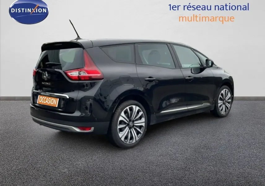 Vue 3/4 arrière droite d'un Renault Grand Scénic noir étoile métal, avec feux arrière distinctifs et jantes alliage.