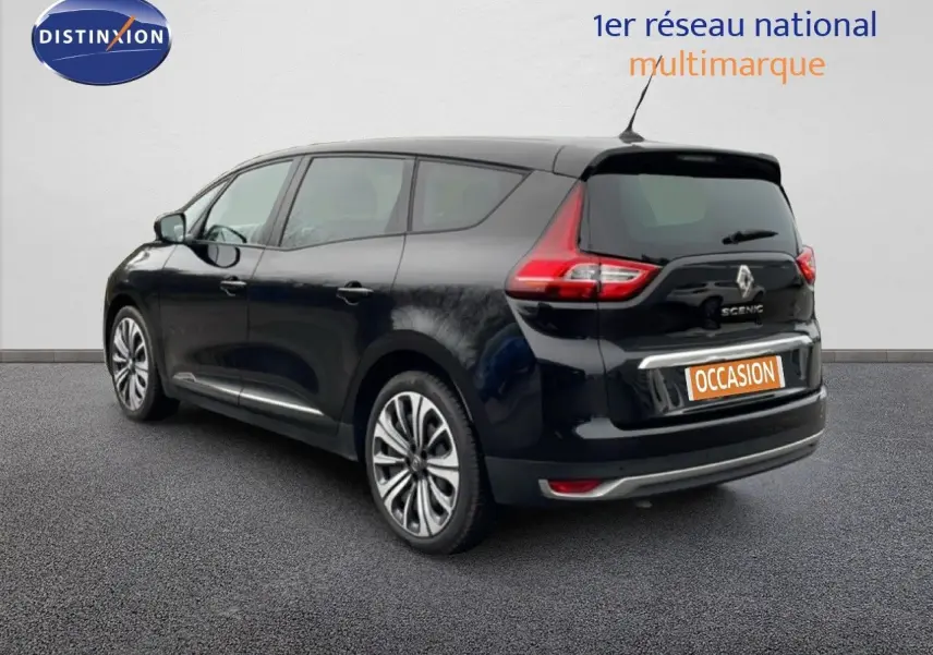 Renault Grand Scenic noir étoile métal en 3/4 arrière droit, avec feux arrière distinctifs et jantes alliage.