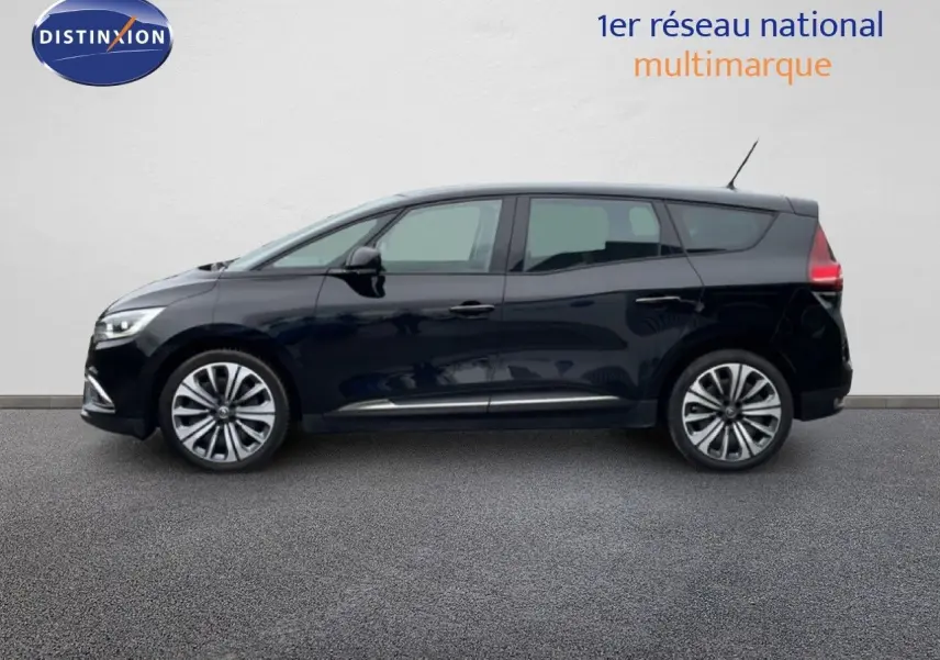 Renault Grand Scénic noir étoile métal en profil gauche, montrant ses jantes alliage et lignes fluides.