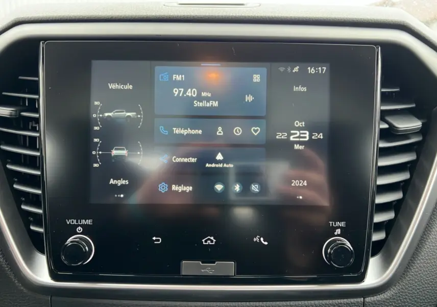 Écran tactile central du tableau de bord de l'Isuzu D-MAX 2026 avec interface radio et connectivité Android Auto.