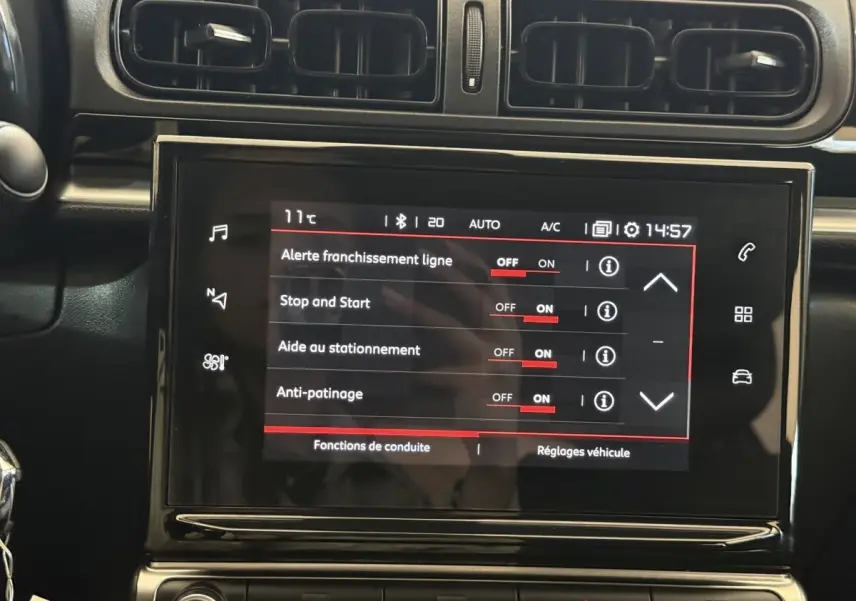 Vue rapprochée de l'écran tactile central de la Citroën C3 blanc, affichant les réglages d'aide à la conduite.