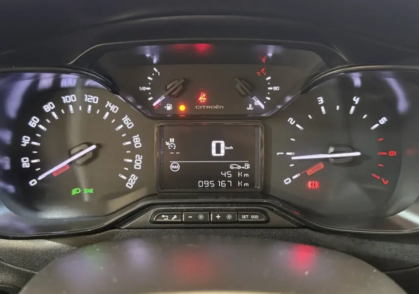 Vue rapprochée du tableau de bord numérique de la Citroën C3 blanc, affichant vitesse, compte-tours et jauges.