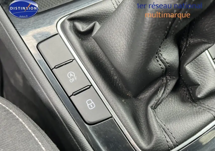 Gros plan sur la console centrale noire avec levier de vitesse cuir et boutons de commande sur une Skoda Fabia blanche.