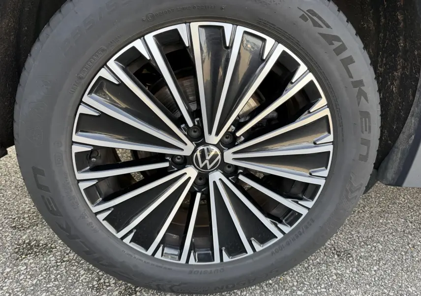 Gros plan sur la jante alliage noir et argent Napoli 18 pouces du Volkswagen Tiguan blanc 2025.