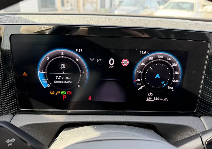 Affichage numérique du tableau de bord du Volkswagen Tiguan 2025, montrant la vitesse, la consommation et la navigation.