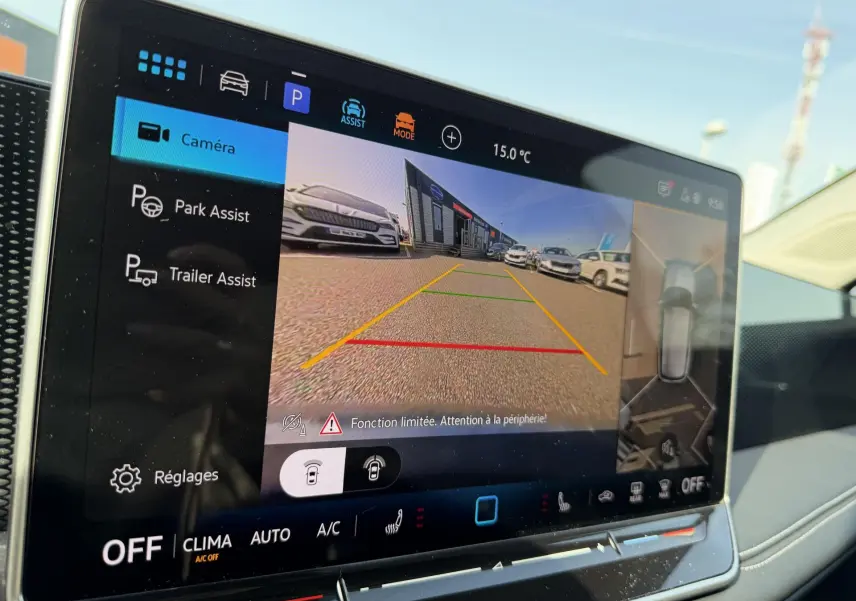 Vue intérieure sur l'écran tactile du système de vision périmétrique du Volkswagen Tiguan blanc, affichant la caméra de recul.
