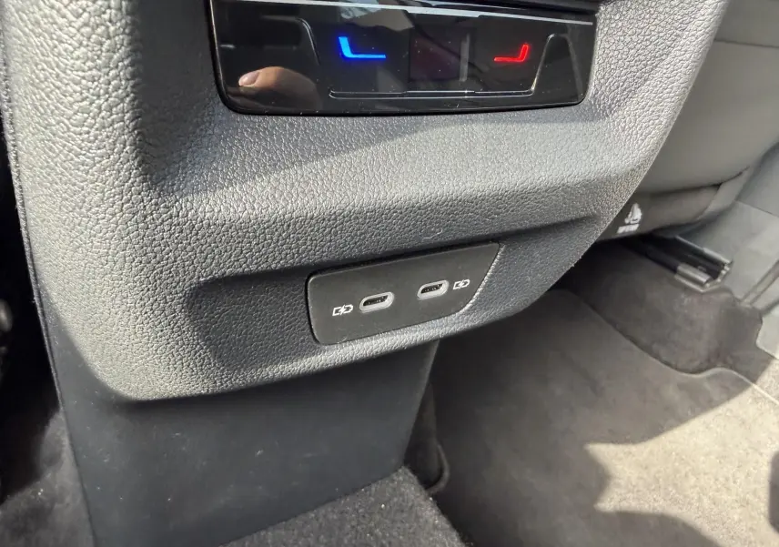 Vue rapprochée des ports USB-C et commandes de chauffage arrière sur le côté droit intérieur du Volkswagen Tiguan 2025.