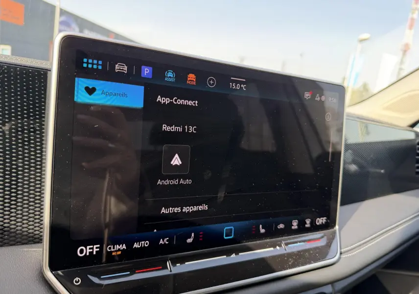 Écran tactile central du Volkswagen Tiguan 2025, vue de profil droit de l'intérieur, affichant App-Connect Android Auto.