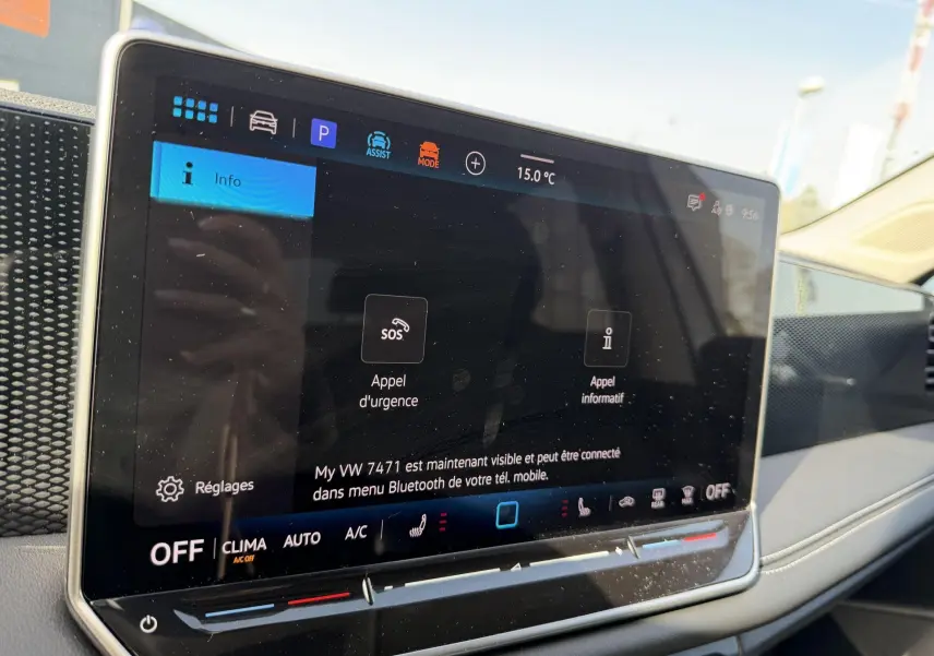 Vue rapprochée de l’écran tactile du tableau de bord du Volkswagen Tiguan 2025, affichant les options d’appel d’urgence et réglages.