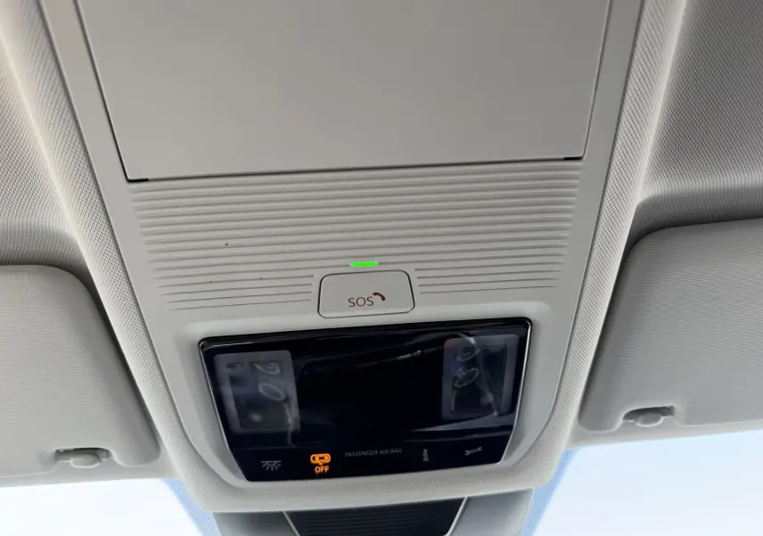 Vue intérieure du plafonnier du Volkswagen Tiguan blanc 2025 avec bouton SOS et éclairage intégré.