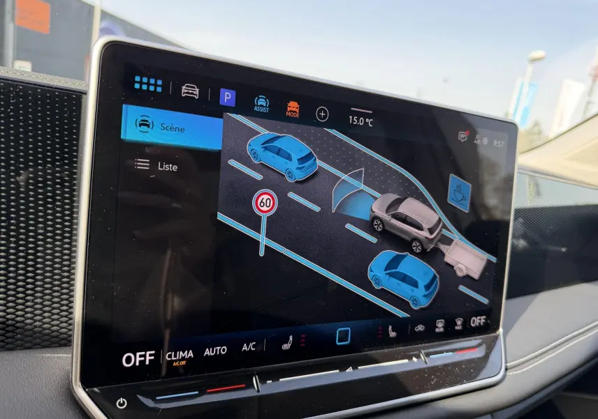 Écran tactile intérieur du Volkswagen Tiguan 2025 montrant l'assistance au stationnement avec remorque en vue 3D.