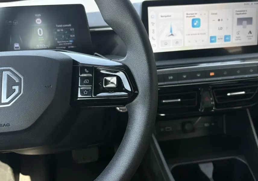 Vue rapprochée du volant MG3 1.5 Hybrid+ 195 Comfort avec commandes intégrées et écran tactile central visible.