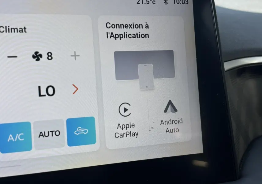 Gros plan sur l'écran tactile central du MG3 blanc Dover 2025, affichant la connexion Apple CarPlay et Android Auto.