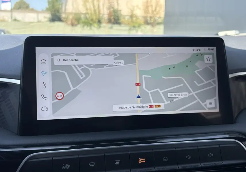 Écran tactile central de navigation de la MG3 1.5 Hybrid+ 195 Comfort, vue intérieure frontale.